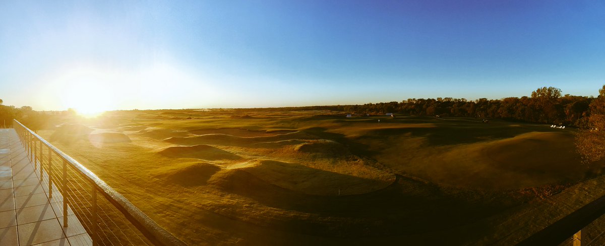 James_Morgan5's tweet photo. Awesome sunrise and view from the clubhouse this morning! #trinityforestgc https://t.co/zWIKjw74tj