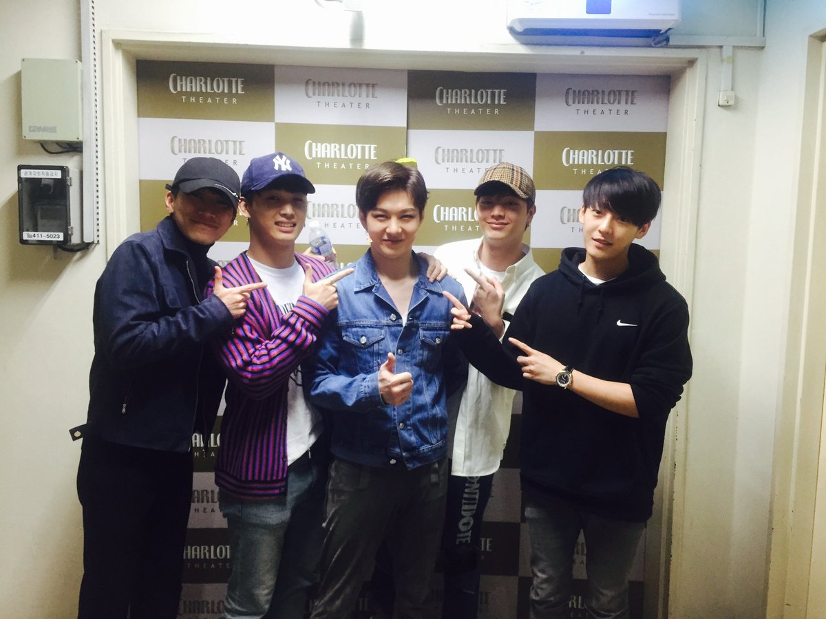 smg_show's tweet photo. 뤼시앙 역할의 이창섭 배우를 응원하러 비투비 맴버들이 공연을 보러왔습니다!😀😊

#뮤지컬나폴레옹 #이창섭 #비투비 #서은광 #임현식 #육성재 #이민혁 #끈끈하다 #보기좋다 https://t.co/CvIFa8njaV