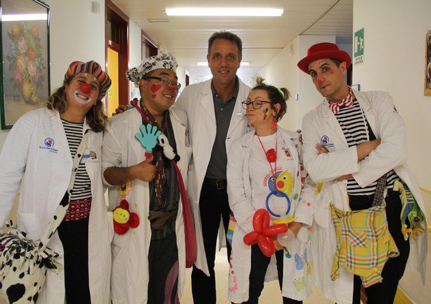 Al Policlino Gemelli di Roma sta per partire il nuovo progetto "Un sorriso per gli anziani". I professionisti di <a href="/SoccorsoClown/">Soccorso Clown Onlus</a> cercheranno, con le loro esibizioni di clownterapia, di strappare un sorriso ai tanti anziani affetti da forme di demenza. ansa.it/canale_salutee…