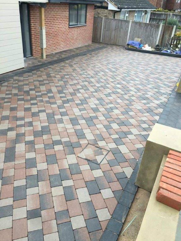 BarleystoneP's tweet photo. Kingspave Cobble Sycamore 3 Size mix, with a diamond patterned border achieved using Kingspave Cobble Damson 3 Size Mix https://t.co/6sGyUwdMqA