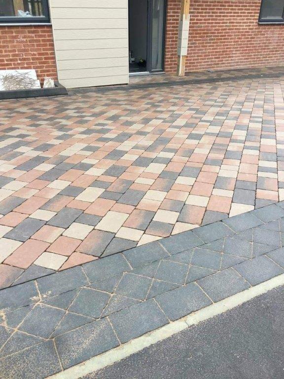 BarleystoneP's tweet photo. Kingspave Cobble Sycamore 3 Size mix, with a diamond patterned border achieved using Kingspave Cobble Damson 3 Size Mix https://t.co/6sGyUwdMqA