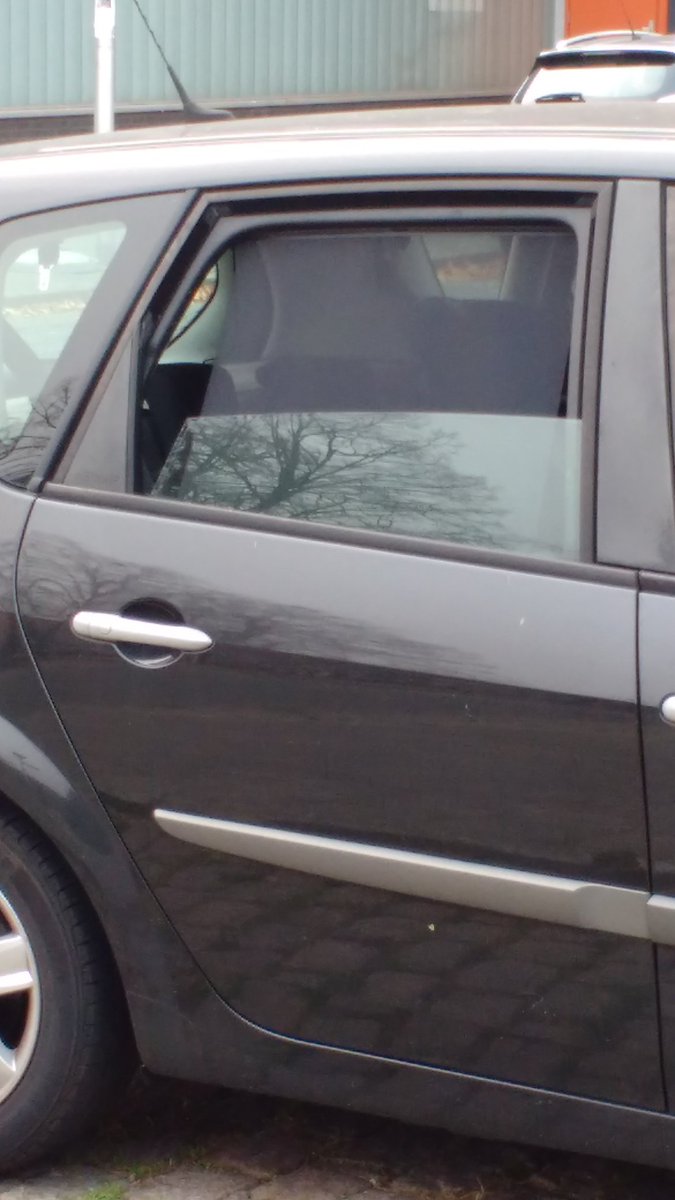 JeugdboaTA's tweet photo. Voertuig aangetroffen met raam deels geopend. Eigenaar achterhaald, ter plaatse laten komen&amp;raam gesloten. Dankte mij voor #oplettendheid. Gelukkig niets uit voertuig gehaald https://t.co/bUQcCsAxOR