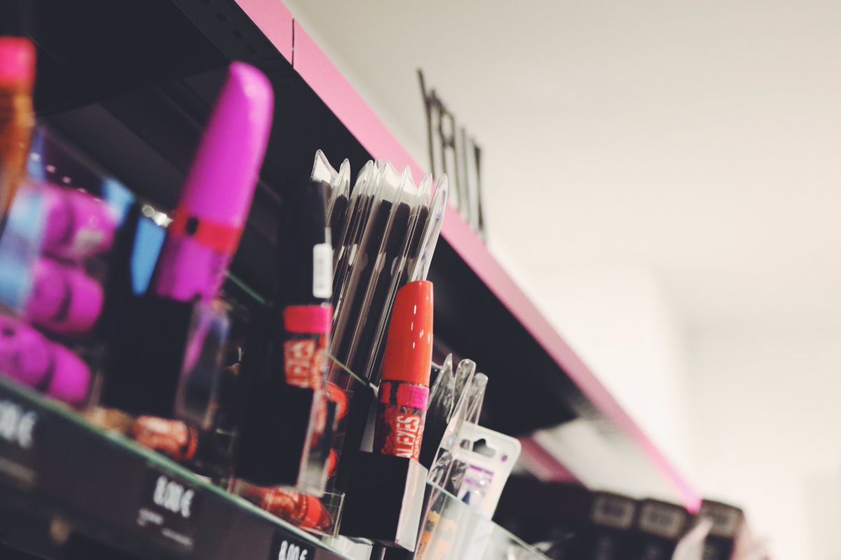 mariebrion_'s tweet photo. Quelques photos d'hier soir lors de l'inauguration de la nouvelle boutique #SagaCosmetics à fdf !!! 🥂💄 https://t.co/oaZHCaZngH