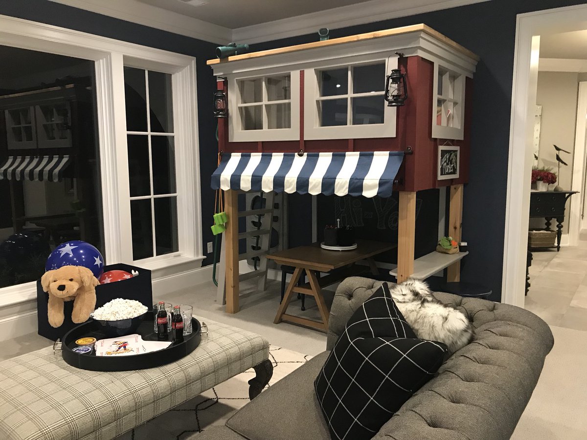 MaryAliceRosko's tweet photo. Great spaces, and wallpaper to die for. #MNShowcaseHome @mspmag @FOX9 https://t.co/pfT5cfhCZU