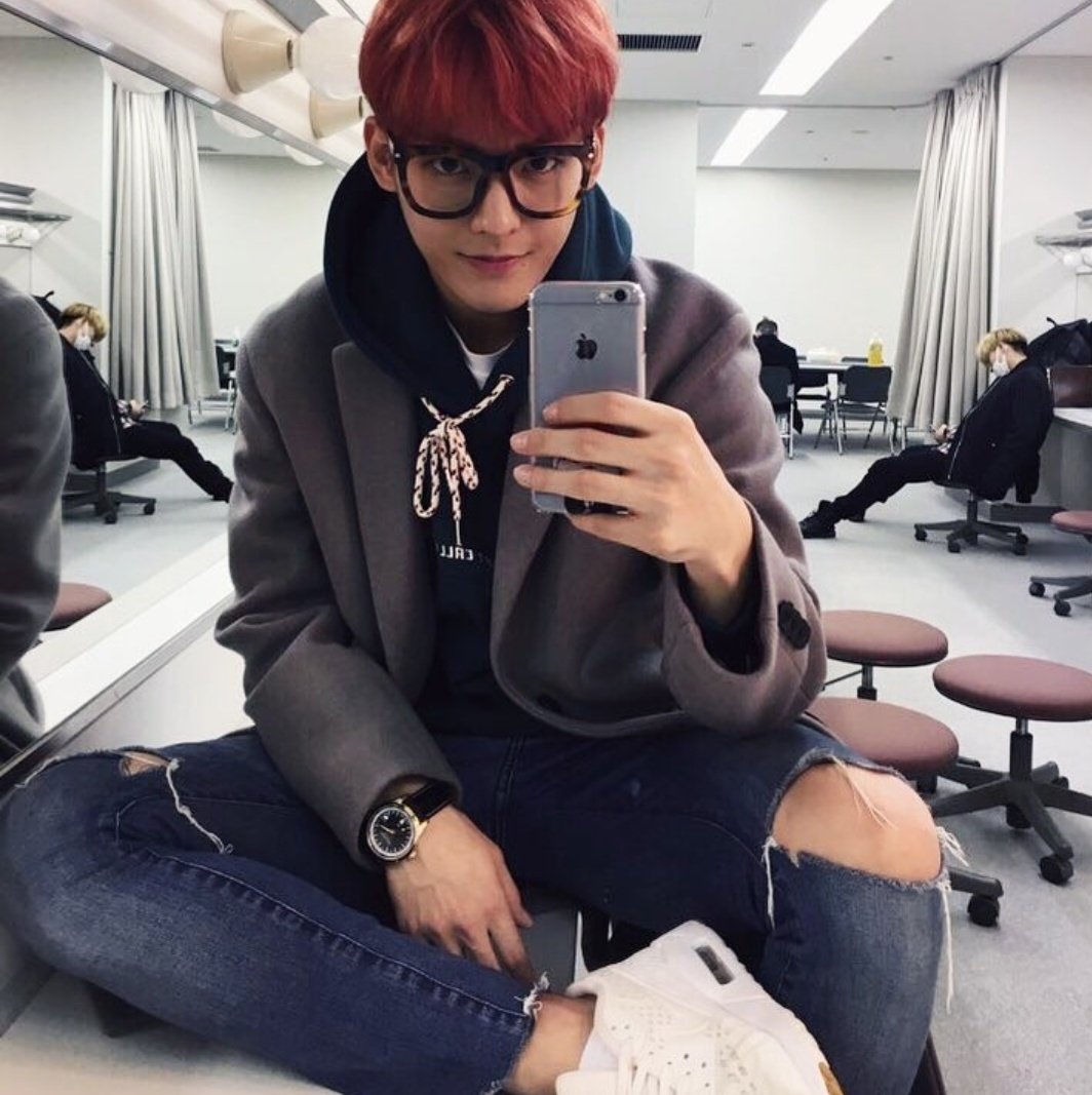 bommin1129's tweet photo. 오빠 피키캐스트에 현실 남친미 폭발하는 남자아이돌에 오빠가 소개됐어요😗 우리 민혁오빠 잘생기고 훈훈하고 다정하고 멋지고 세련되고 감각있고 우주미남인거 세상이 다 알아야된다ㅠㅠㅠ @btob2mh https://t.co/ujjV9SxLTi