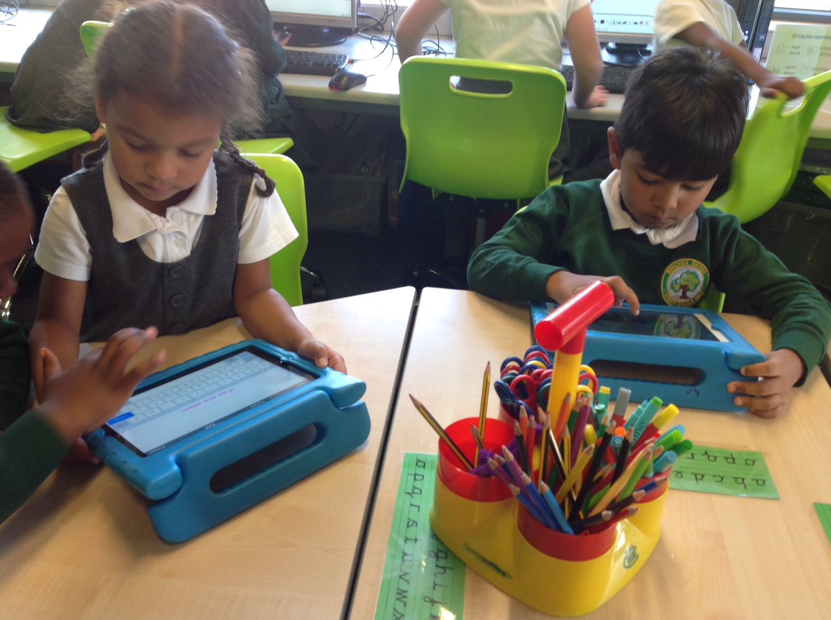 BirchesGreenPri's tweet image. Owls learning to create a picture using digital media! #learningwhilehavingfun