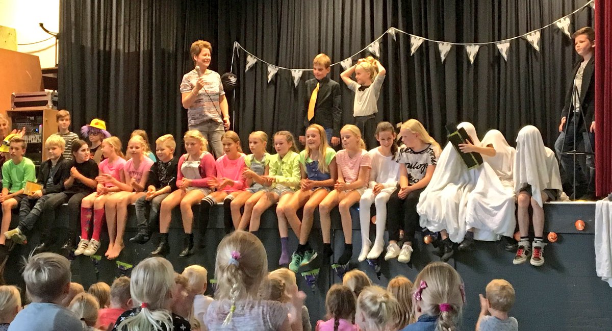 Maandviering groep 7/8. #gezelligheid en de laatste activiteit in het thema #gruwelijkeng <a href="/KBweek/">Kinderboekenweek</a>