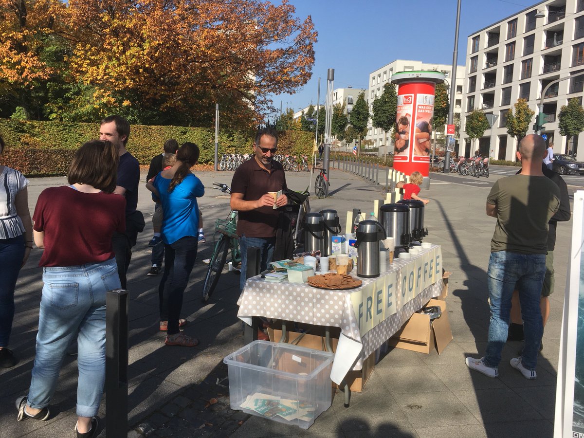 Bp74K's tweet photo. Fab day with uni students in #frankfurt Free coffee, good chats, flyering @hafenkirche @redeemercol @RMPioneer #kostenloskafe #gummibaerchen https://t.co/KPGe5UJiUL