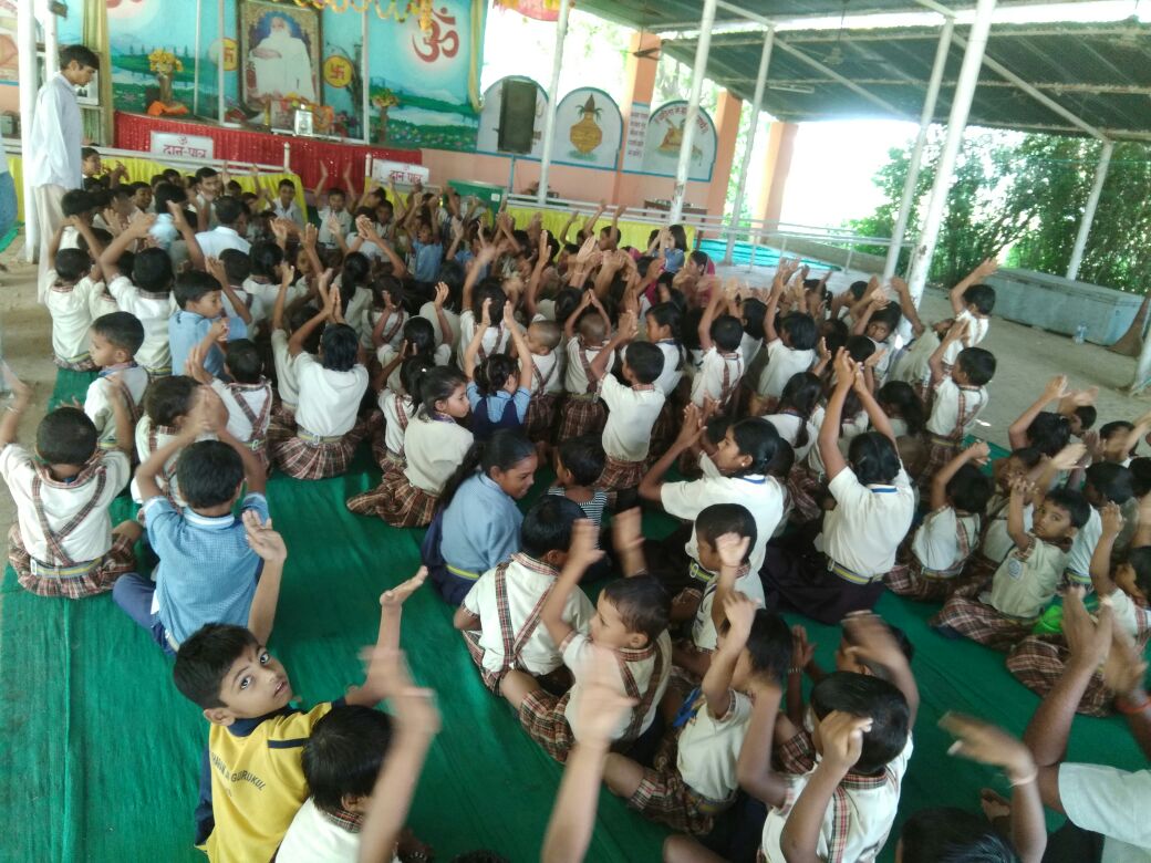 Balsanskarsewa's tweet photo. वाराणसी गुरुकुल के बच्चे कीर्तन में झूमते हुए 
देखिए एक झलक.. https://t.co/jz7TESB24t