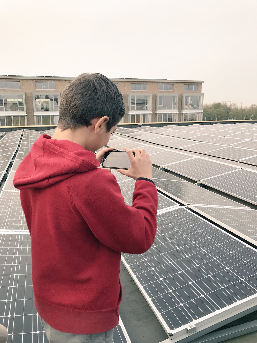 Amin (13 jaar) is onder de indruk van de panelen die op het dak van zijn school liggen. <a href="/zuiderlicht/">Energiecoöperatie Zuiderlicht</a>