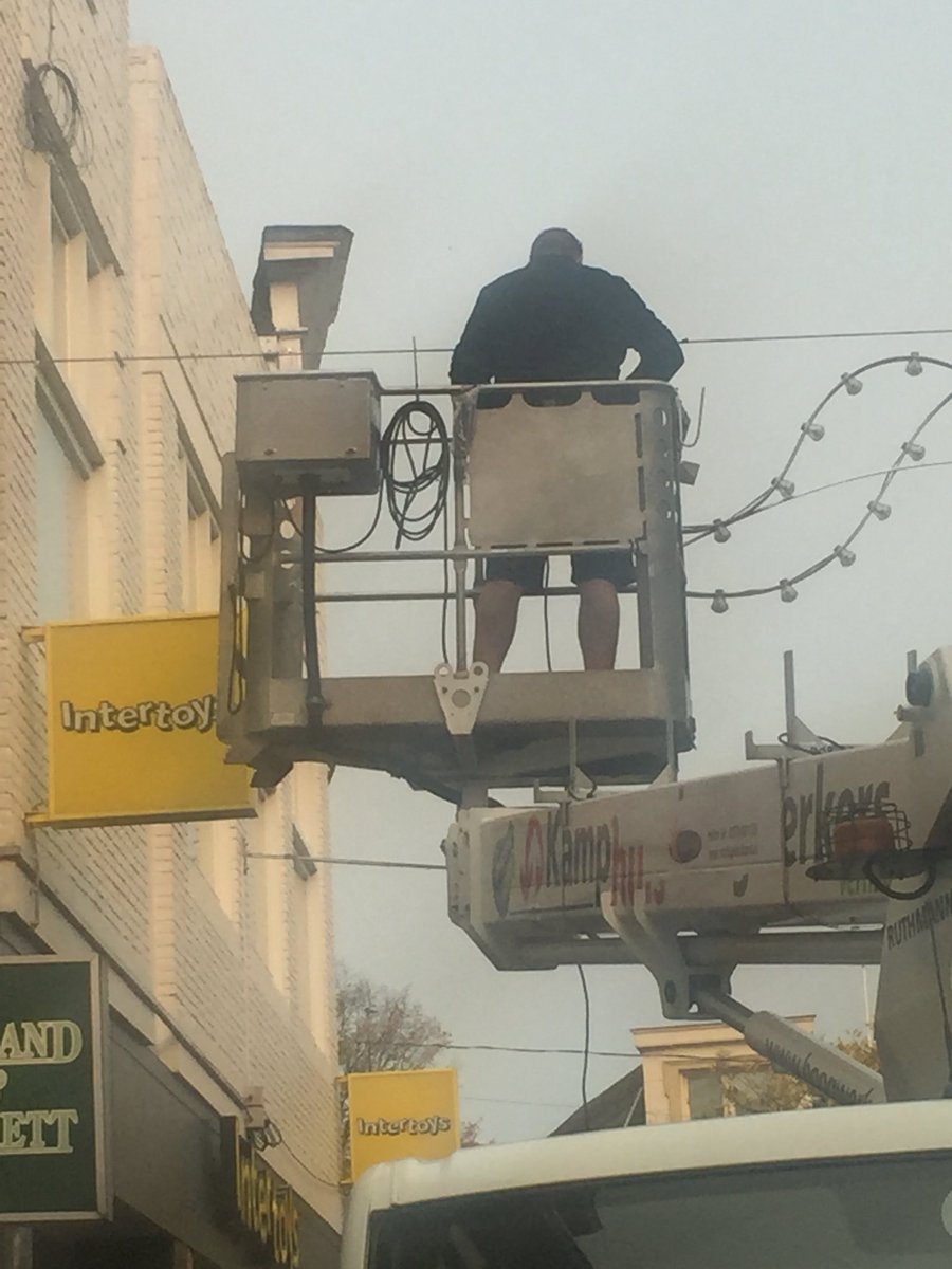 De Kerstversiering in Enschede centrum ophang’ in de kotte boks... nog nooit vertoond 😀
