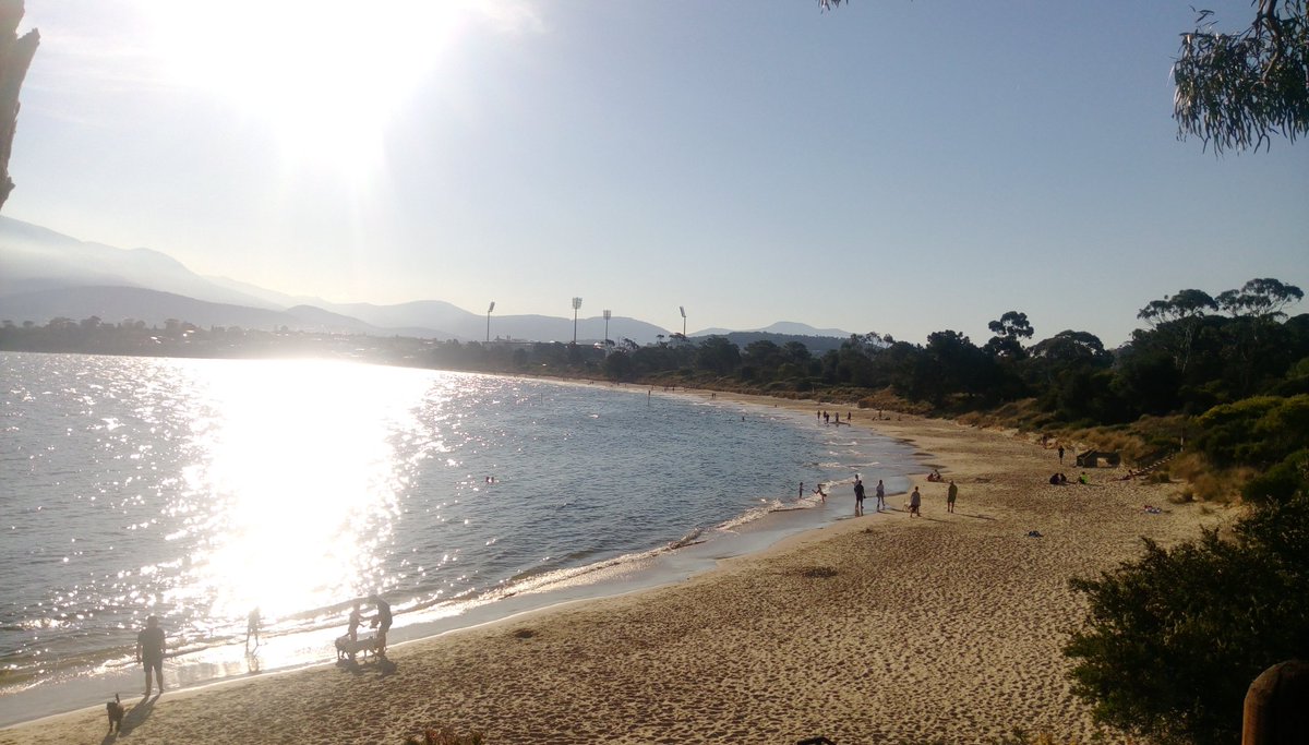flossy_kaz's tweet photo. Another stunning evening on #Howrah &amp; #Bellerive beaches. Lovely spring evening #Hobart #Tasmania @cohobart @ThinkTasmania @uncovertasmania https://t.co/I2bgEJ4bcI