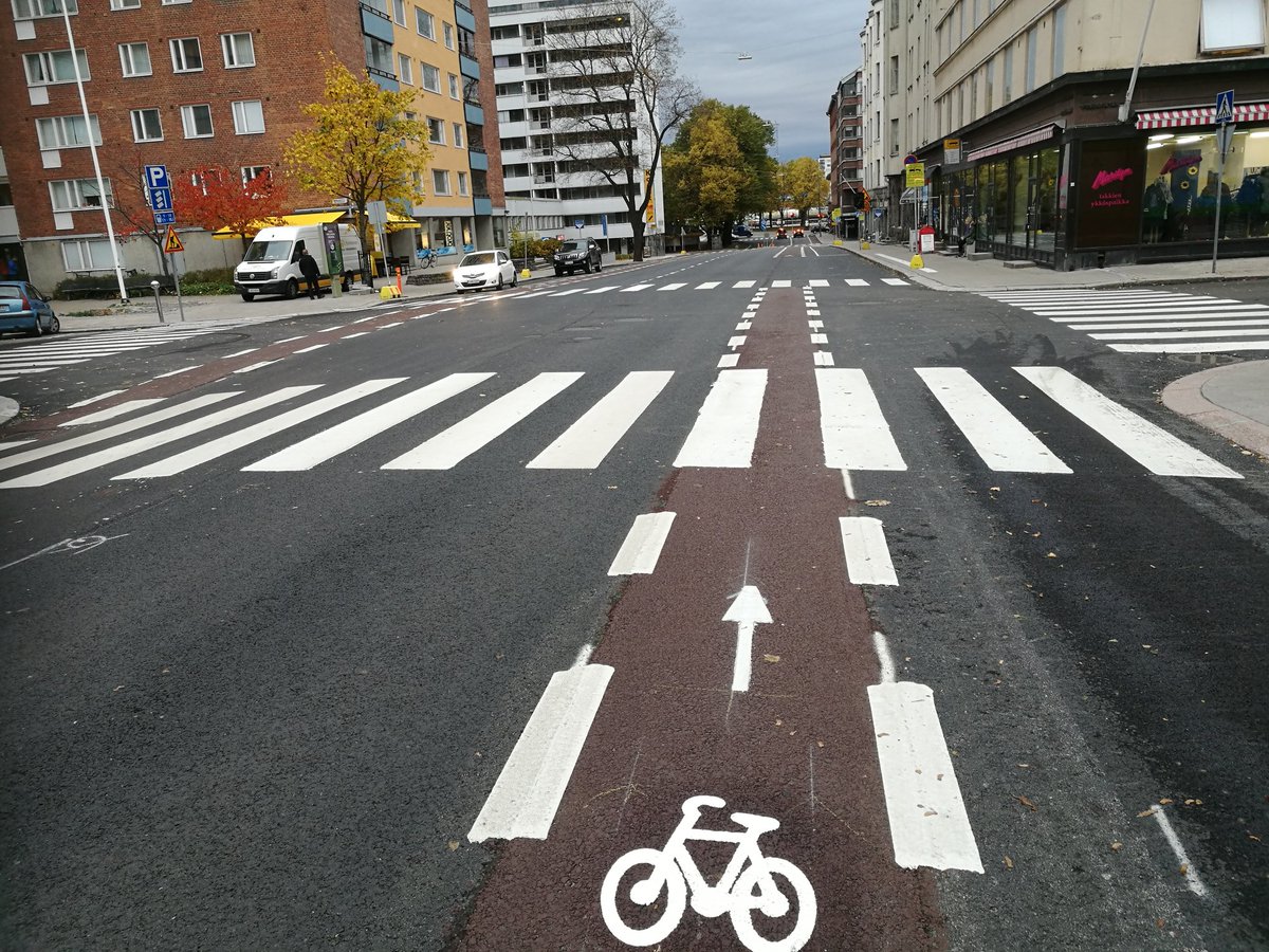 LahtiMari's tweet photo. #turkuliikkuu @Turkukaupunki upea Humalistonkadun pyöräkaista. Kiitos Turku! Nyt #pyöräilijä 't testaamaan. Tilaa on vielä 🚴🙂 #liikuntaltkpj https://t.co/zqgfT7KZgH
