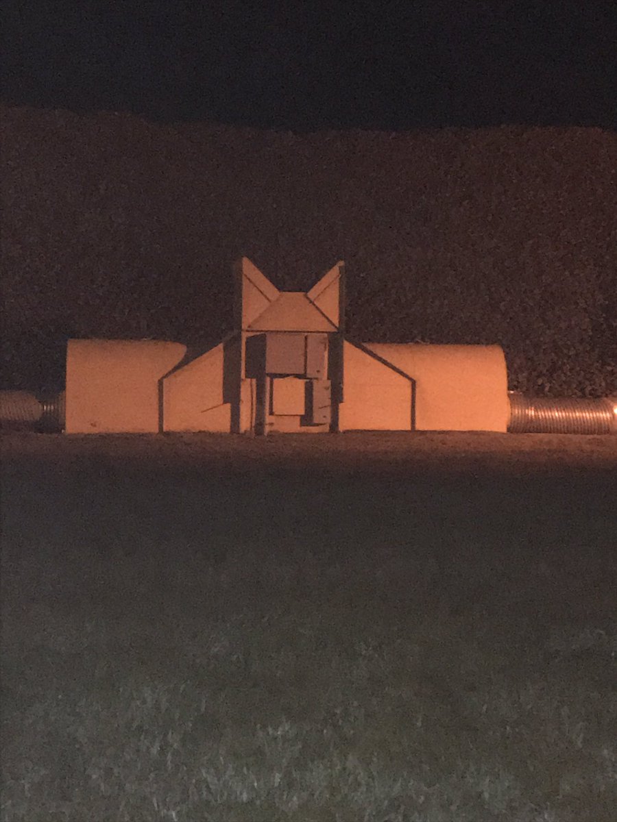 CrystalCoDarin's tweet photo. The sound of a plenum on a 37 degree night cooling the beet piles down nicely. #coolweatherplease #crop2017 #finishingharvest2017 https://t.co/GHZjtOuZxA