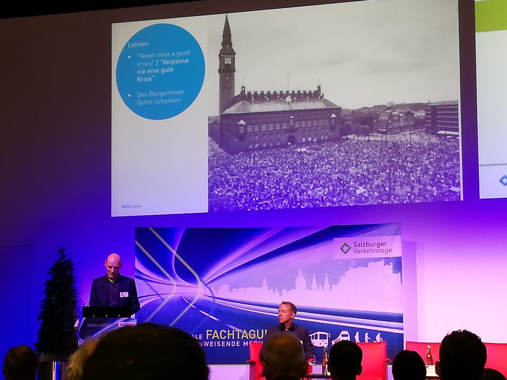 JuliusRuecker's tweet photo. »Never miss a good crisis« Andreas Røhl about #mobility #transformation  from a car to a human centered approach #verkehrstage #salzburg https://t.co/Qc497t5KcX