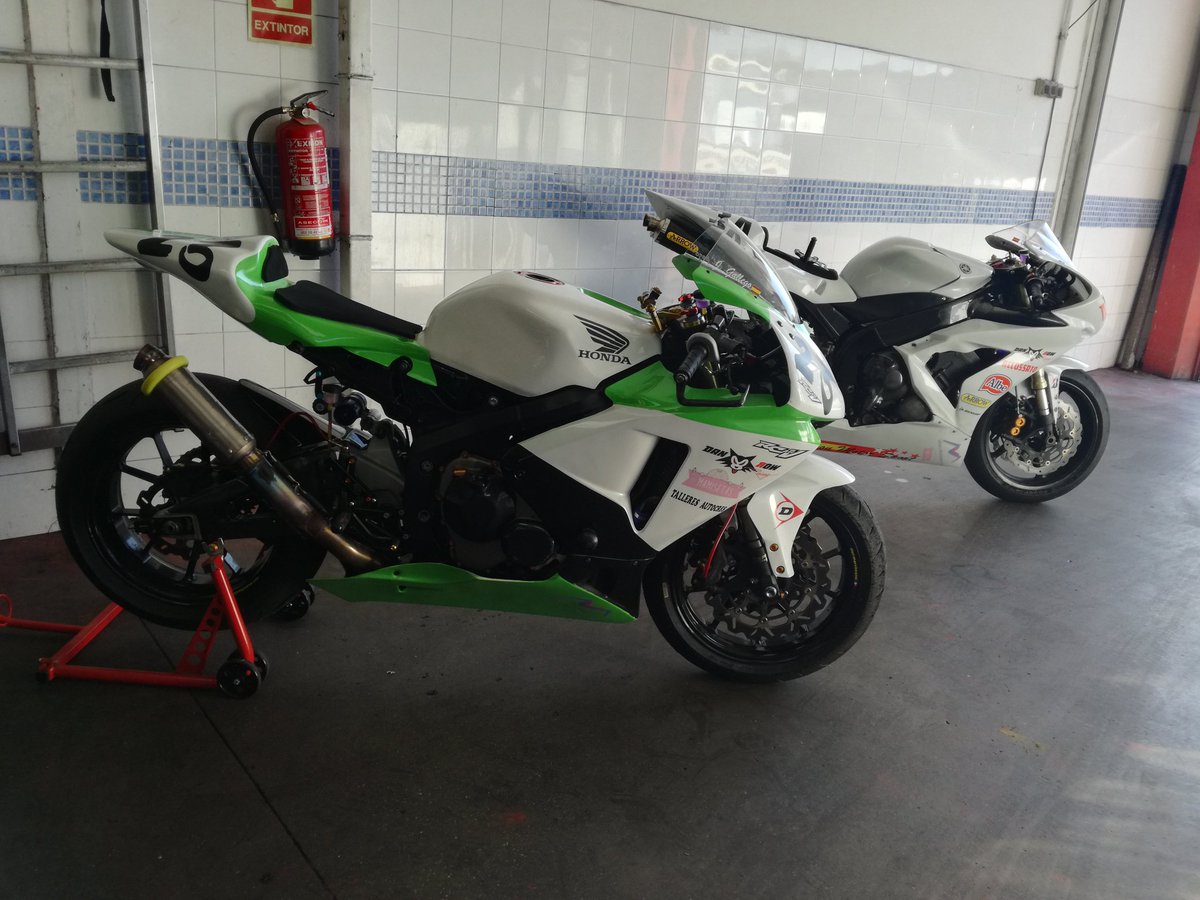 eguiaonroad's tweet photo. Yamaha R1... Honda CBR... 1000 o 600? 🤔 #ReadyToFun https://t.co/DwyI8HHEZQ
