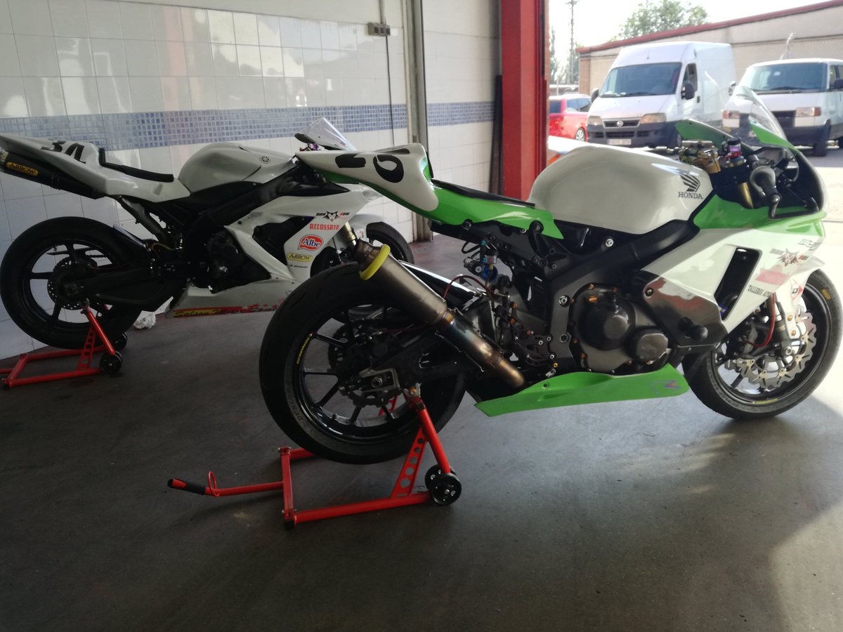 eguiaonroad's tweet photo. Yamaha R1... Honda CBR... 1000 o 600? 🤔 #ReadyToFun https://t.co/DwyI8HHEZQ