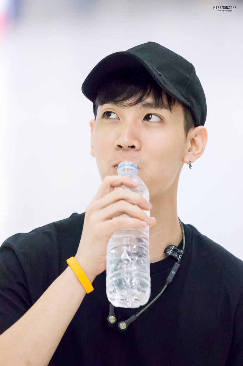 MissMonsterzz's tweet photo. โชว์ความสามารถพิเศษในการกินน้ำและมองบนไปพร้อมกันแบบหล่อๆ #ขุณขิมมอญ @KiimMon https://t.co/PNABTJlQJD