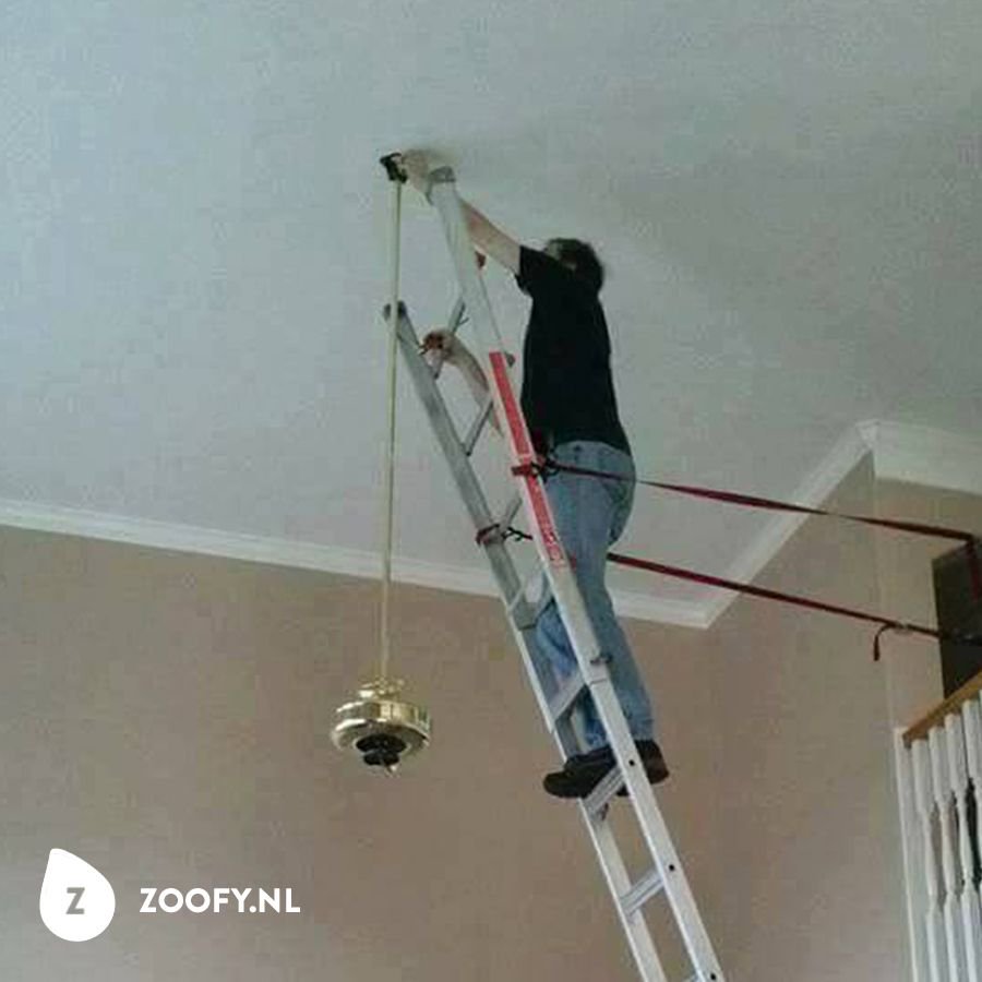 Arbeidsgeschikt? Nee. ❌ Mooie opgelost? Ja! 👌 #slimmevakman #vakman #klussen #klusjesman #echtevakman #verlichting #pro #prof #ladder #lamp