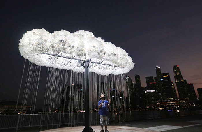 SSirimiri's tweet photo. #nube hecha de #bombillas por #caitlindbrown y #WayneGarrett #cloud https://t.co/67bqLn22Tv #ssirimiri #donostia #sansebastian #desing https://t.co/HI3myCf1cE