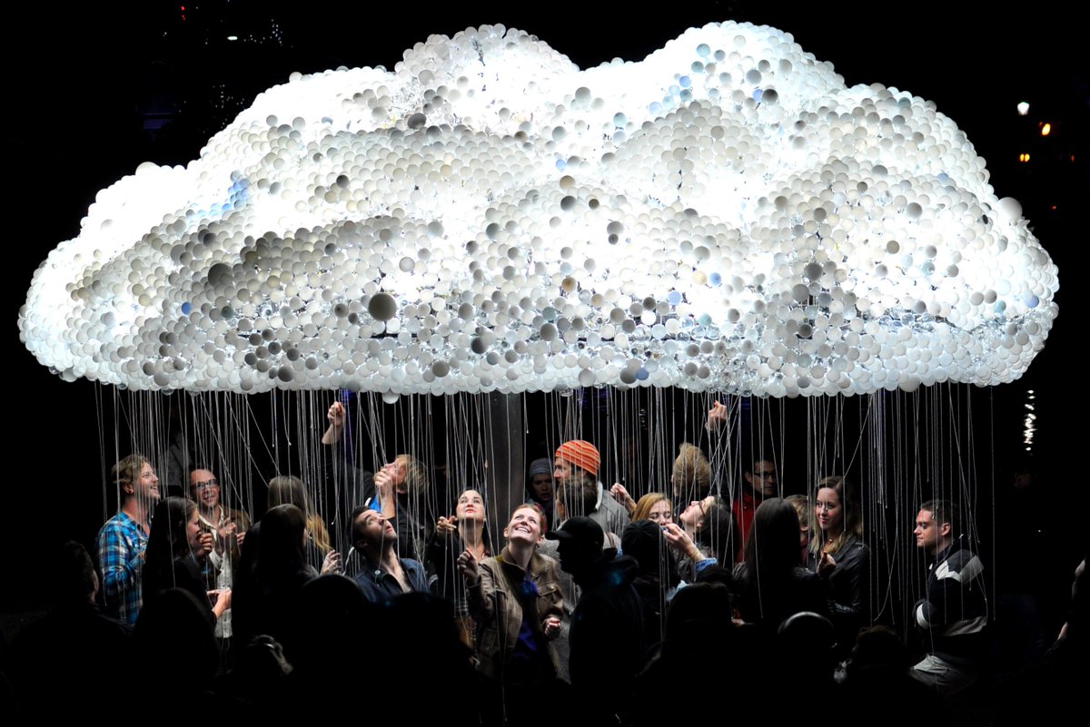 SSirimiri's tweet photo. #nube hecha de #bombillas por #caitlindbrown y #WayneGarrett #cloud https://t.co/67bqLn22Tv #ssirimiri #donostia #sansebastian #desing https://t.co/HI3myCf1cE