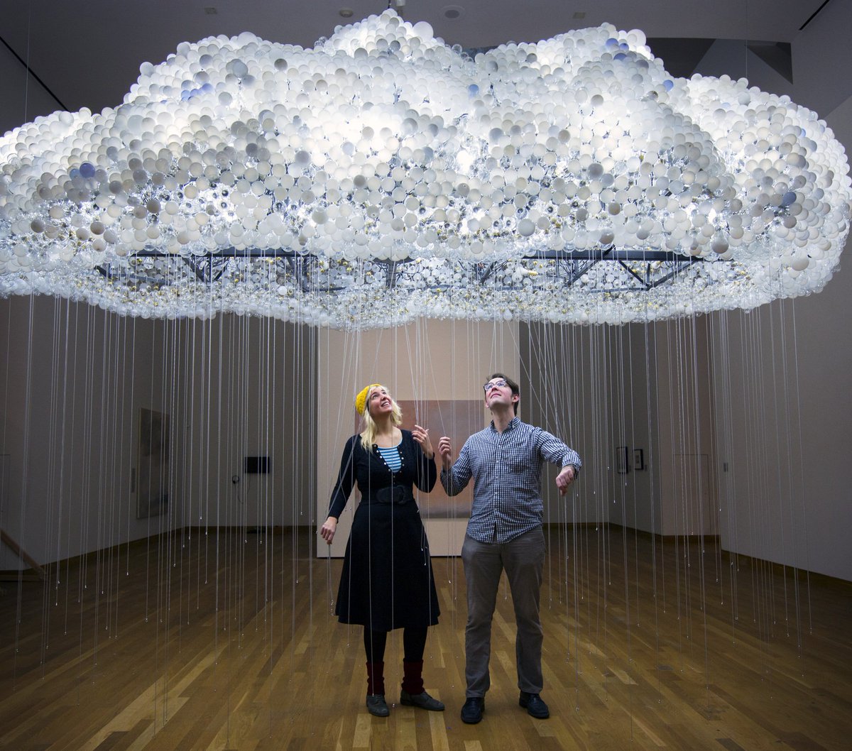 SSirimiri's tweet photo. #nube hecha de #bombillas por #caitlindbrown y #WayneGarrett #cloud https://t.co/67bqLn22Tv #ssirimiri #donostia #sansebastian #desing https://t.co/HI3myCf1cE