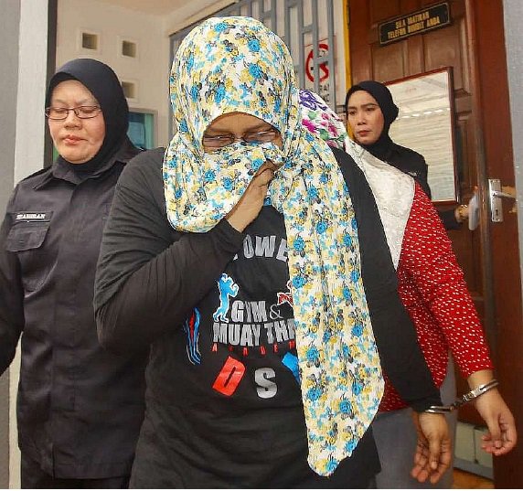 thetruenet's tweet photo. ‘Datuk Anggun’ Charged with Cheating, Dato Boy Iman Released
https://t.co/NTxqUAB34w
#thetruenet #propertyscam #SitiNorbaiyahYahya #boyiman https://t.co/TXTS3i9wja