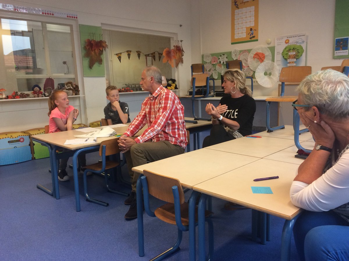 Bernardussv's tweet photo. Maud en Cas ontvangen na hun rondleiding aan teamleden van Bs de Esch trots hun #plussenendelta’s! @TheleaderinmeNL @StichtingKonot https://t.co/pAK1mFki4V