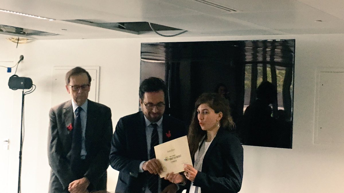 Willa_off's tweet photo. Remise de diplôme pour @Familities par @mounir, Secrétaire d'État chargé du Numérique #FrenchTechDiversité https://t.co/hCNrQtHsb4