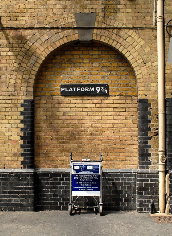 GlobalTreasureA's tweet photo. Take your favourite Harry Potter book and your phone and explore London with our HP Trial! #BookEngland ✨ https://t.co/3t2tzIGU0W