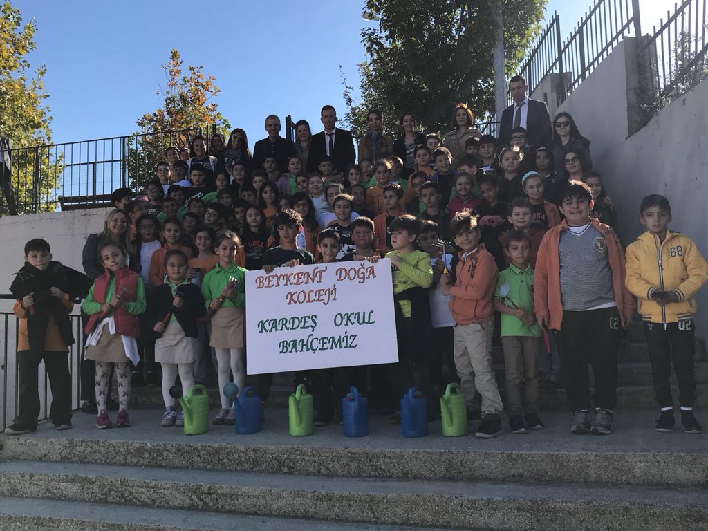 Pelinrem1's tweet photo. Harvest Fest zamanı. Kardeş okulumuz@BeykentDogaIlk @NihandeAtasever @BardakciBatuhan @MerveTopcuoglu https://t.co/BkWlLB61bT
