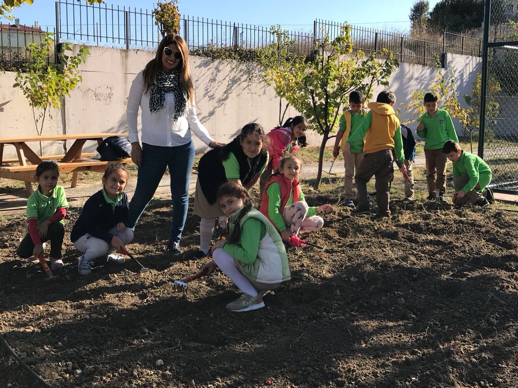 Pelinrem1's tweet photo. Harvest Fest zamanı. Kardeş okulumuz@BeykentDogaIlk @NihandeAtasever @BardakciBatuhan @MerveTopcuoglu https://t.co/BkWlLB61bT