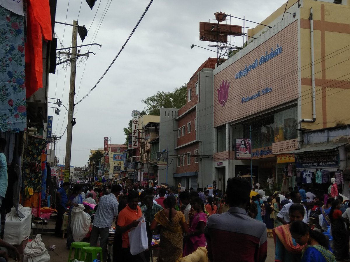 Manimadurai0505's tweet photo. #Shopping #day2 #TherkkuMaasiVeedhi #Madurai
#SuperbClimate https://t.co/QZpvHlzxL9