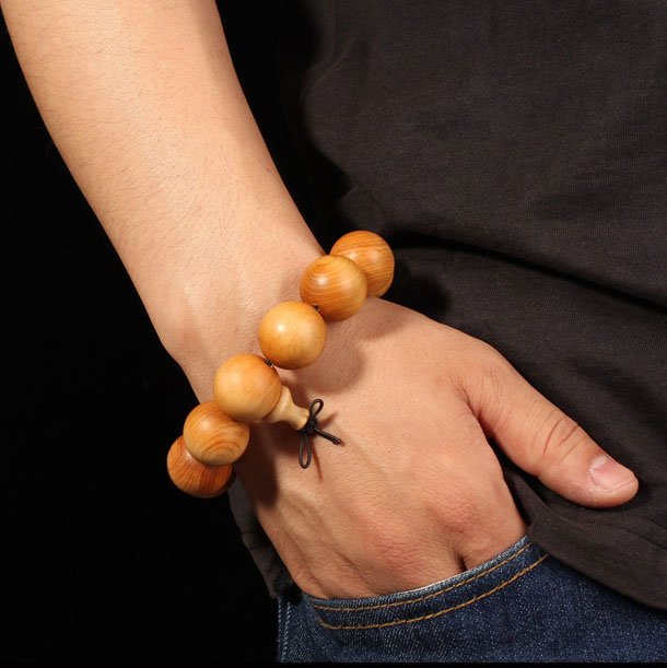 【轉運辟邪桃木葫蘆手串】
桃木亦名“降龍木”，自古以來便有“鎮宅辟邪、驅邪納福”之說。用桃木雕刻的各種作品都是一種吉祥物，買一兩件擺在房間、客廳或掛在牆壁，或隨身攜帶，一是裝飾，二是欣賞，三是吉祥平安，不管怎麼說都是百利而無一害。