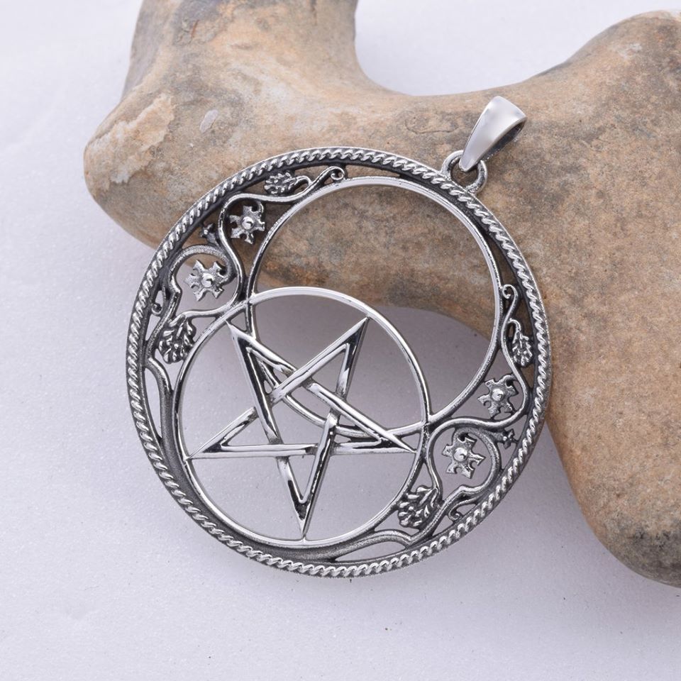 twistwillow1's tweet photo. New alternative gift shop opening in #worthing 4th Nov goody bags for the 1st 20 people through the door #pagan https://t.co/z2iaBr7eBO https://t.co/bPEgjGqjLM