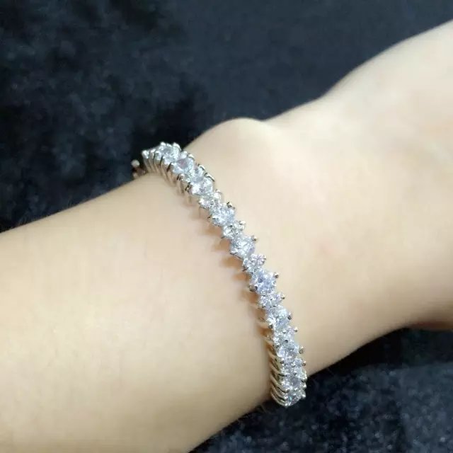 【時尚百搭單排鑲鑽銀手鐲】
抗氧化，辟邪災。銀器素有駐顏之效，佩戴銀飾品能得到祥瑞庇護，陰邪不近。