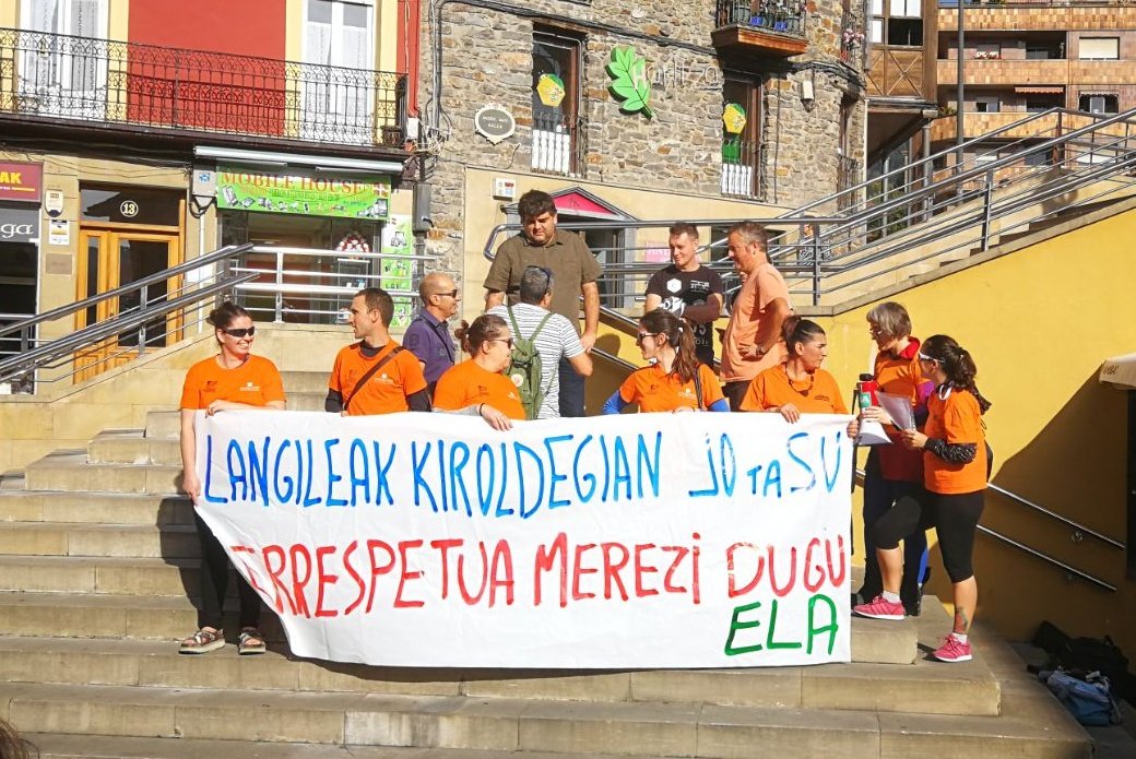 ELAOriaGoierri's tweet photo. Antzizar Kiroldegiko langileek elkarretaratzea egin dute Beasainen. https://t.co/v5pVh9clGk