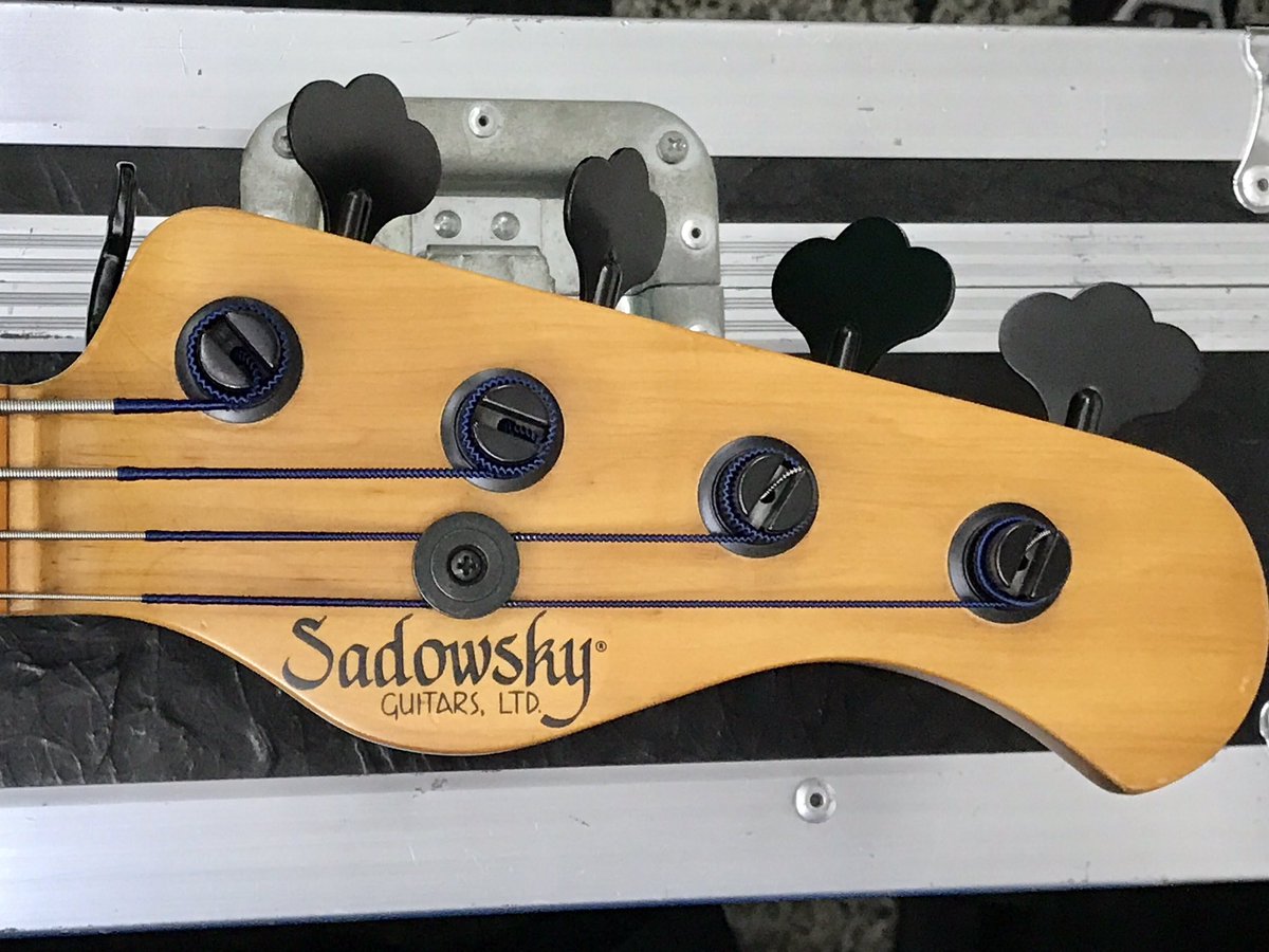 ウチの1990 Sadowsky NYC 4 ロゴの[GUITARS, LTD.]ってナンてフォント