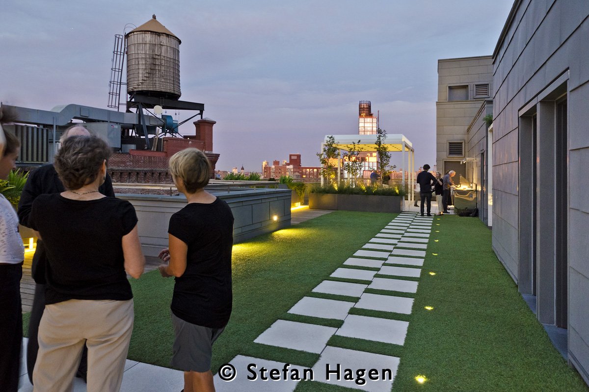Roofingreen's tweet photo. Suggestivo #rooftop in Lafayette Street, #Manhattan #NewYorkCity. 
Thanks to #RoofingreenNature. Guarda la gallery: https://t.co/Bcz5CvYj3L https://t.co/QMYMKSfUcx