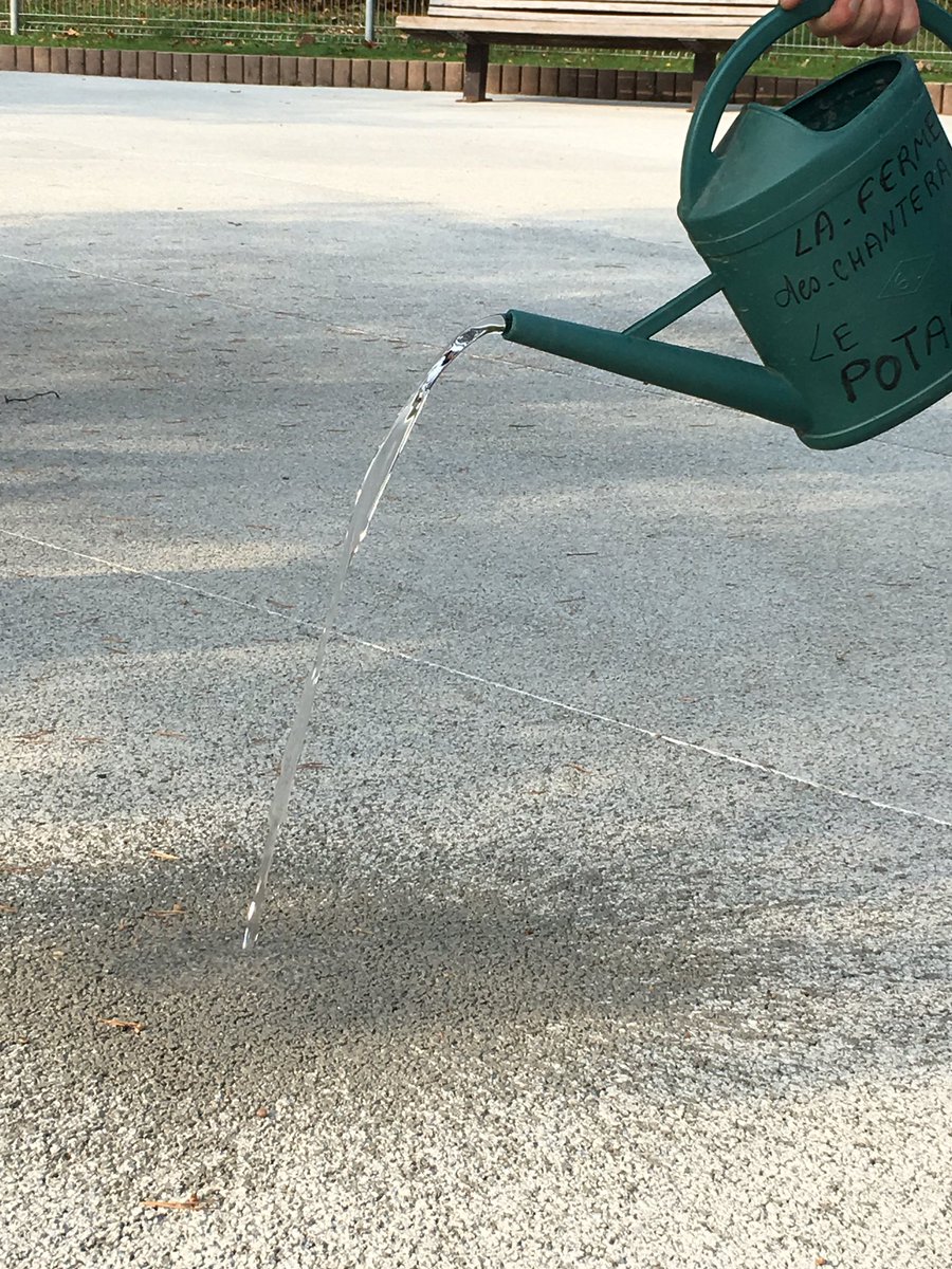 cmontbel's tweet photo. .#beton #drainant Impressionnante démonstration: l'#eau ruisselle à travers le #beton @Cim_Beton @SNBPE #CollTerr https://t.co/R5aVpfaOaL
