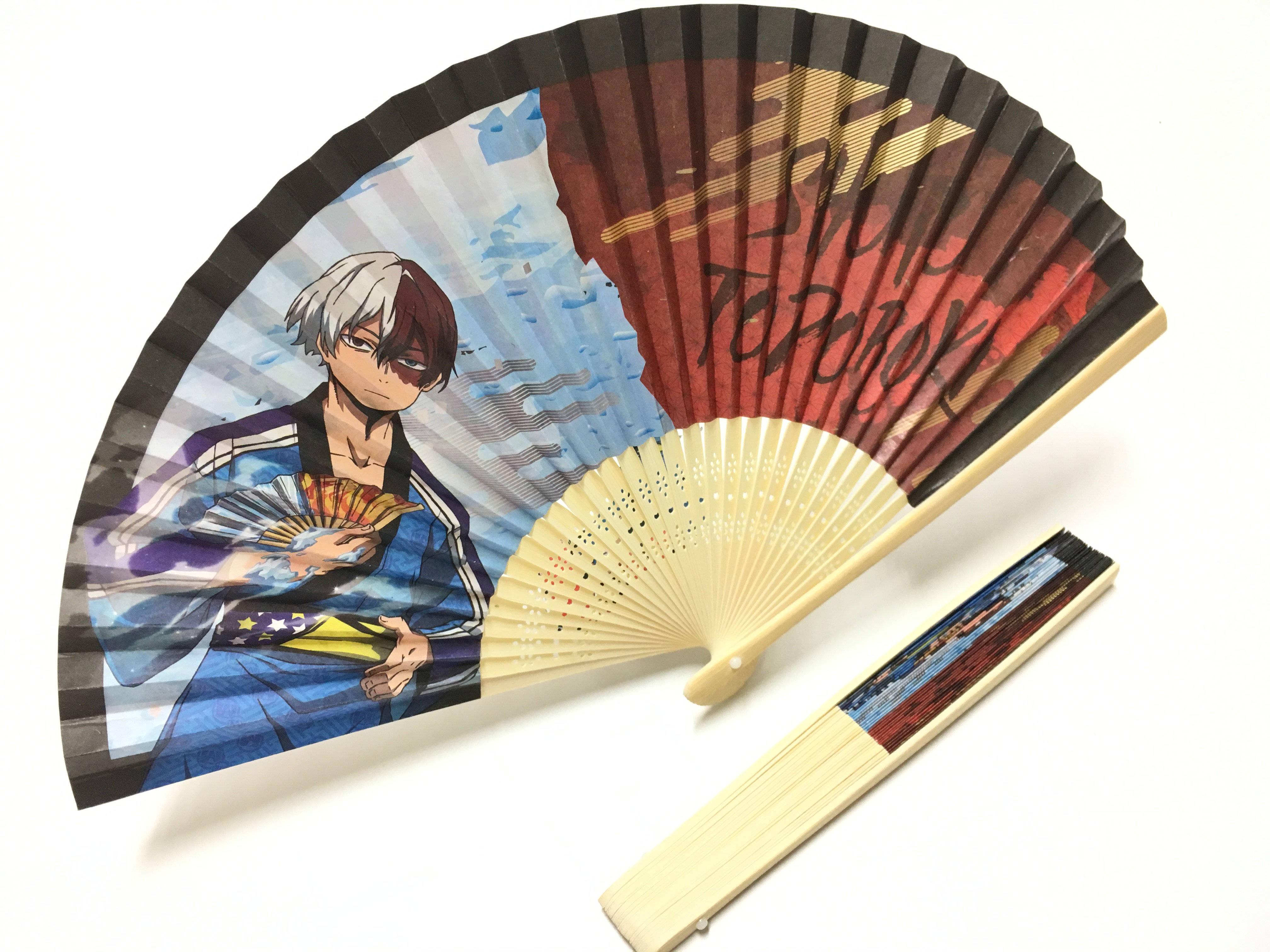 僕のヒーローアカデミア 大江戸温泉物語 お土産処 英雄堂便り 新商品第３弾発売日決定 轟の半冷半熱扇子が10月21日より発売開始いたします イラスト内で持っている扇子をモチーフにしたデザインで 裏面は可愛らしいミニキャラの轟がデザインされてい