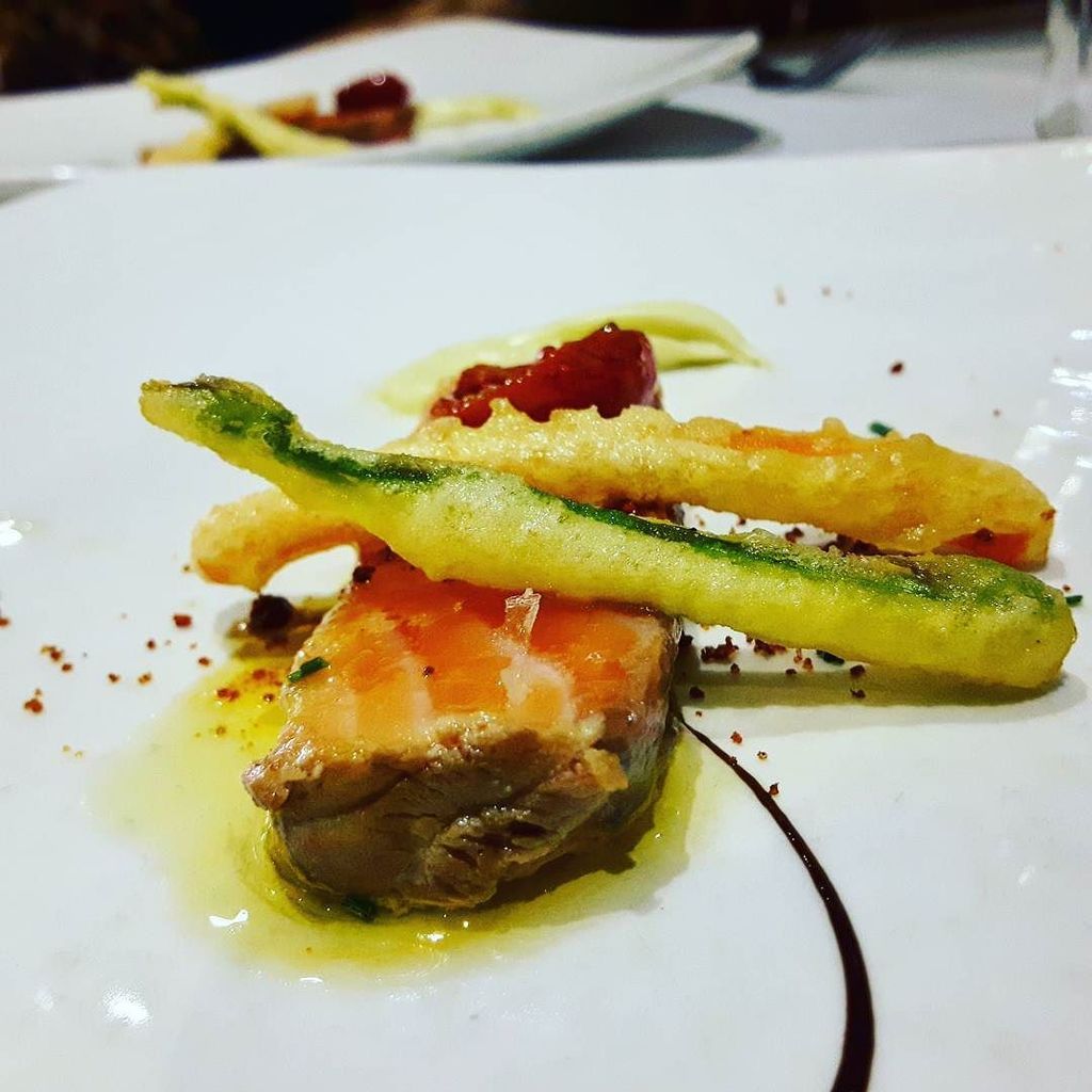 Espaciossecreto's tweet photo. Tataki de salmón con verduras en tempura y mayonesa de wasabi en @Gaztelupe.  #latergram #foodlove #foodpic #insta… https://t.co/w4N5RsRBuR https://t.co/4TuPgUSq2E