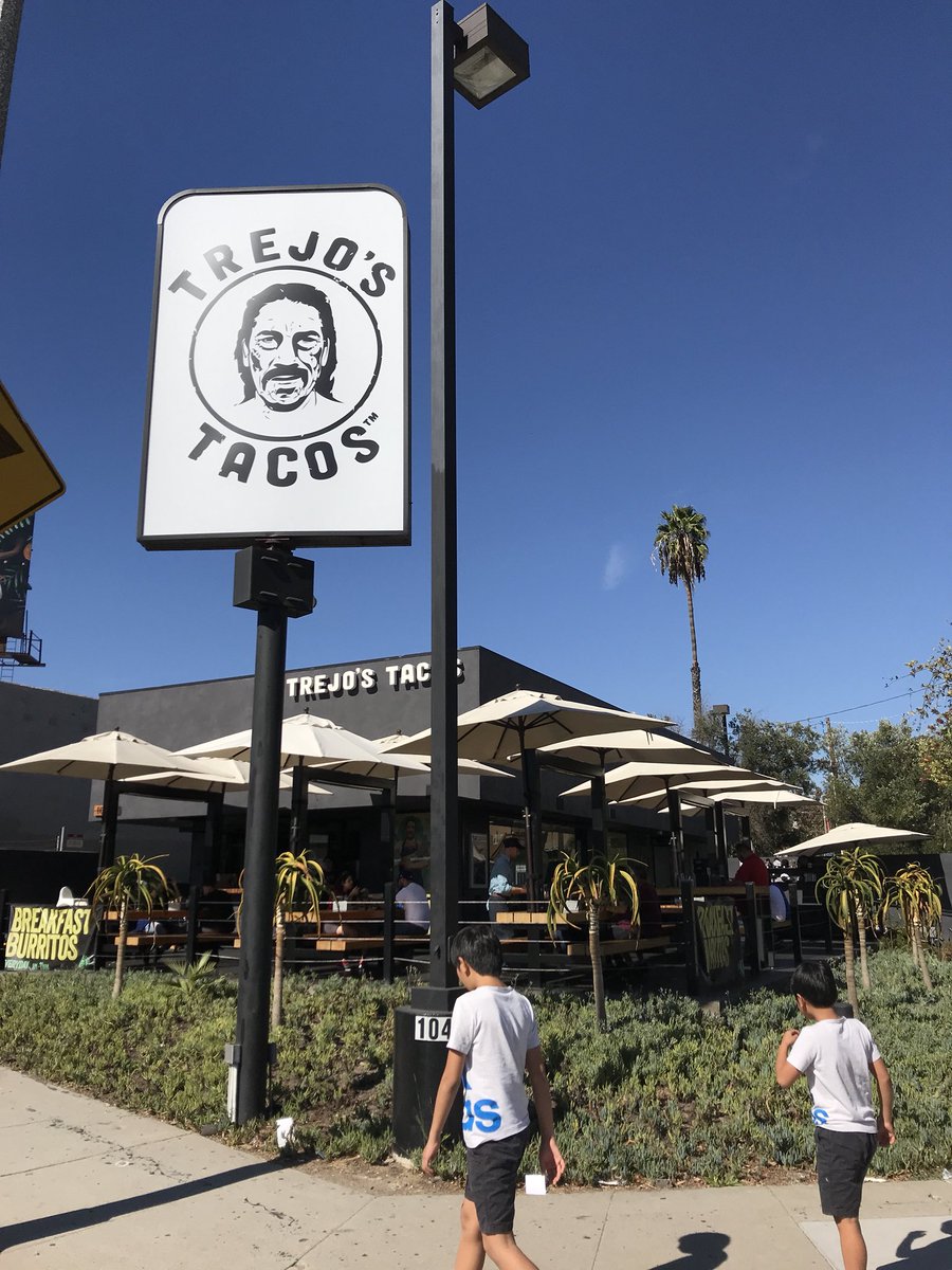 244fukuda's tweet photo. 映画『マチェーテ』でおなじみ ダニー・トレホ @officialDannyT のタコス屋さんで🌮タコス食べた。アサダタコスがメチャ美味かった！
Tシャツも買った♪ https://t.co/zpiW4CKfVA