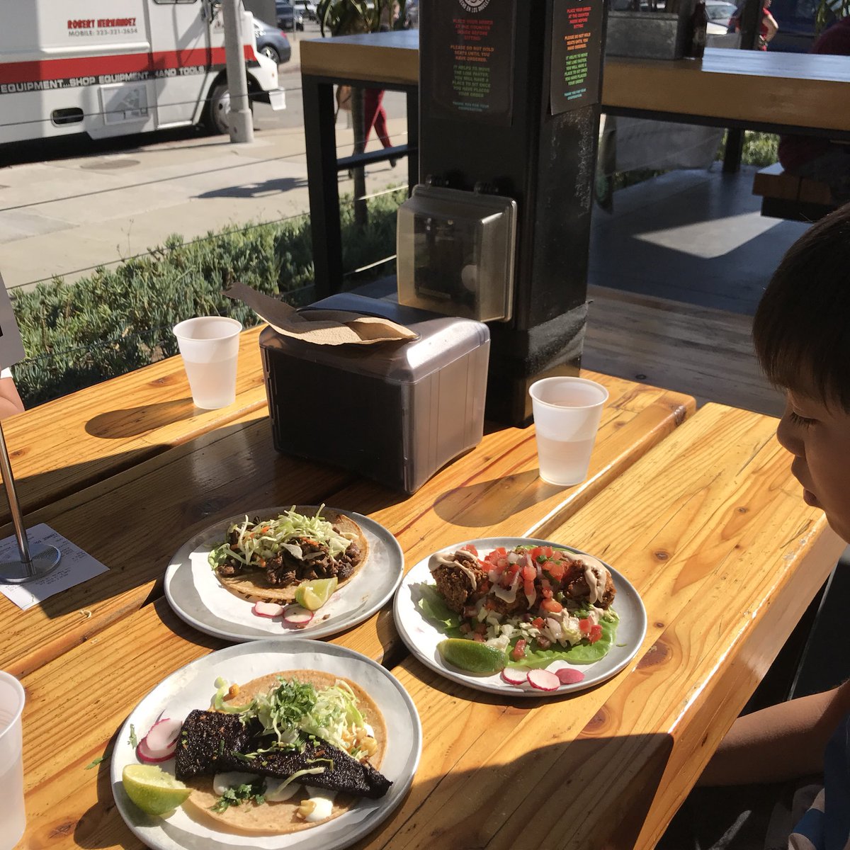 244fukuda's tweet photo. 映画『マチェーテ』でおなじみ ダニー・トレホ @officialDannyT のタコス屋さんで🌮タコス食べた。アサダタコスがメチャ美味かった！
Tシャツも買った♪ https://t.co/zpiW4CKfVA