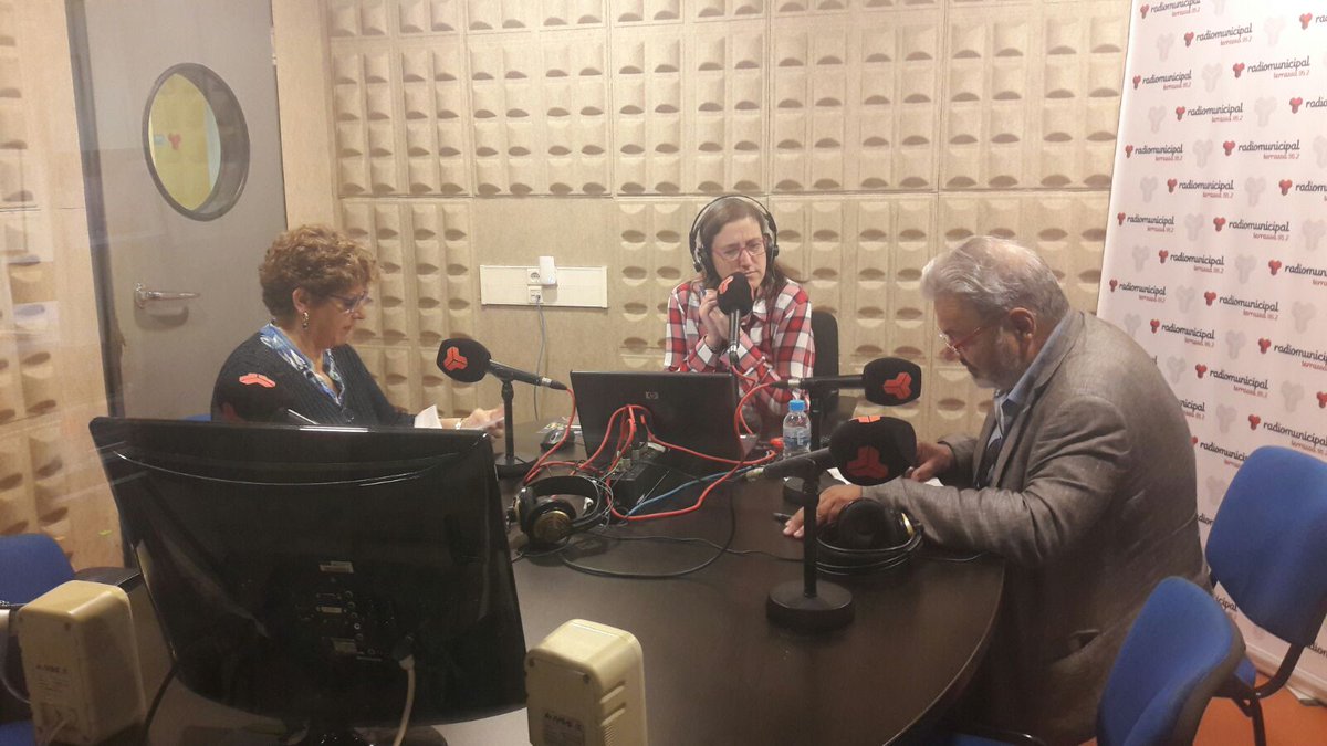 ElSubmaritrs's tweet photo. L'#EspaiDrets d'#ElSubmarí repassa la situació política amb @joan_tamayo i Isabel Marquès #Terrassa #infolocal @institut_IDHC https://t.co/mdq48cioS1