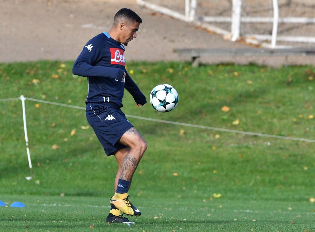 Official SSC Napoli (@sscnapoli) on Twitter photo Grazie <a href="/ManUtd/">Manchester United</a> per la splendida ospitalità 😄 #CitySSCN 🇬🇧 #UCL 🇮🇹 #ForzaNapoliSempre Grazie <a href="/ManUtd/">Manchester United</a> per la splendida ospitalità 😄 #CitySSCN 🇬🇧 #UCL 🇮🇹 #ForzaNapoliSempre