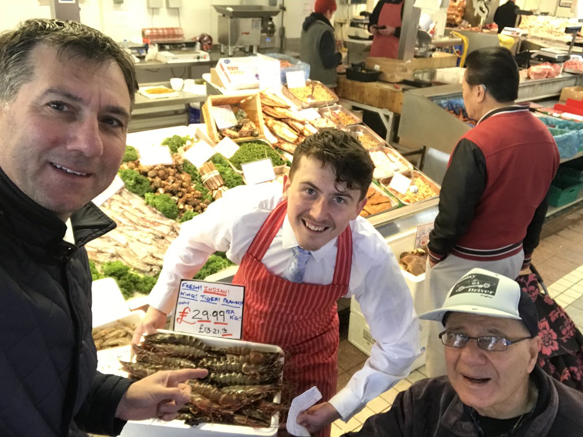 RonnieIrani's tweet photo. Dad never happy handing over his cash 💰!! #DadAndLad #CashisKing https://t.co/1DlKJhckH9