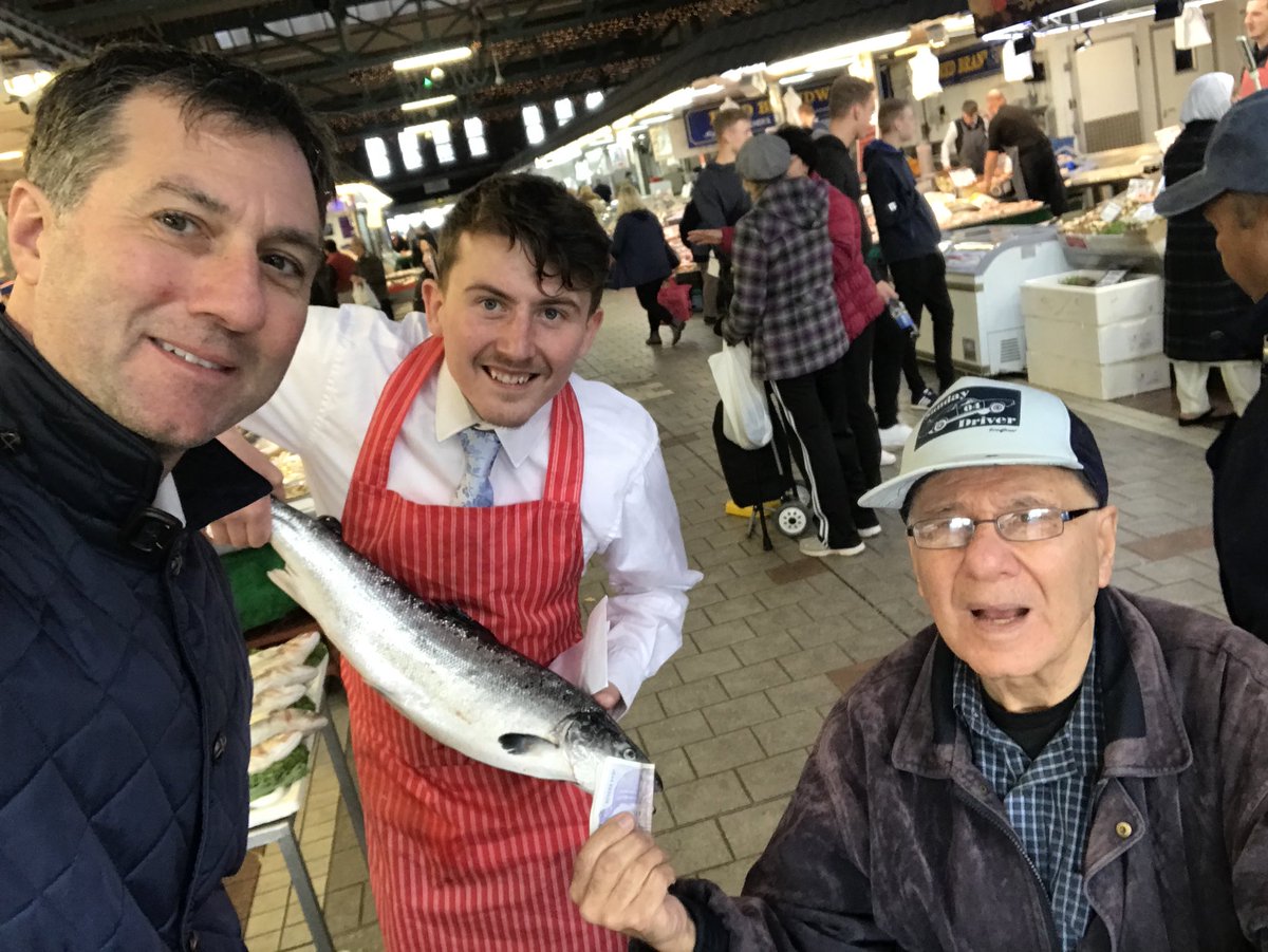 RonnieIrani's tweet photo. Dad never happy handing over his cash 💰!! #DadAndLad #CashisKing https://t.co/1DlKJhckH9