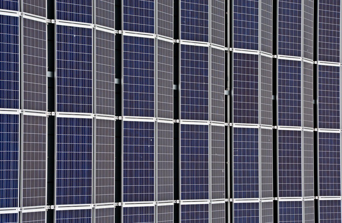 JDRossEnergy's tweet photo. @GErenewables to build Egypt’s first utility-scale #solar power plants with 1,500-volt technology https://t.co/JGzekZVF2L https://t.co/6SbkQuVx26