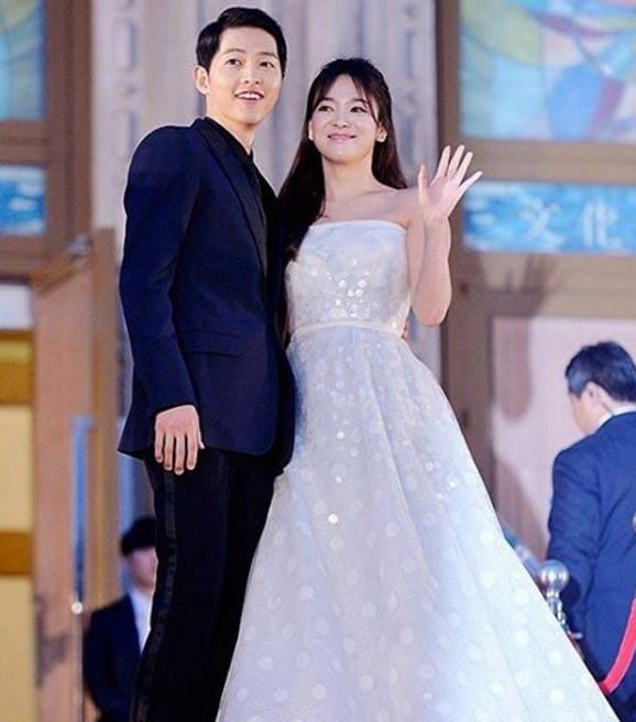 UnderbedDara's tweet photo. การ์ดงานแต่งซงจุงกิ-ซงฮเยคโย

"ในที่สุดก็ได้พบคนที่ใช่ที่เรารอคอยมานานแสนนาน"

อปป้าน้องเจ็บมากกกกก ฮือออ

#ใต้เตียงดารา #SongSongCouple https://t.co/L3wlDADFgY